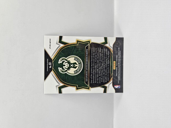 2022-23 Panini Select Basketball Giannis Antetokounmpo blue cracked ice Concourse No.61